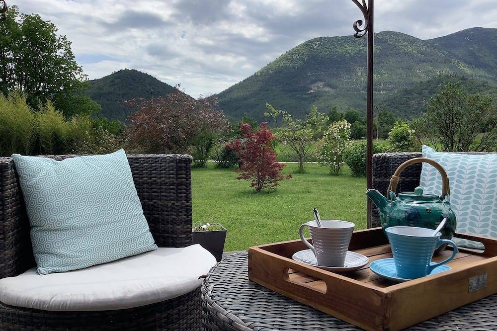 Modern and warm wooden house in a quiet area in Reilhanette, Nyons region
