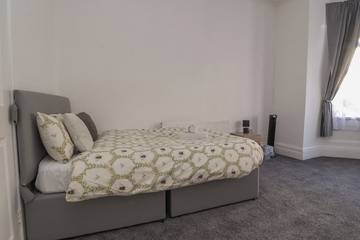 Log Cabin for 10 People in Blackpool, North West England, Photo 2