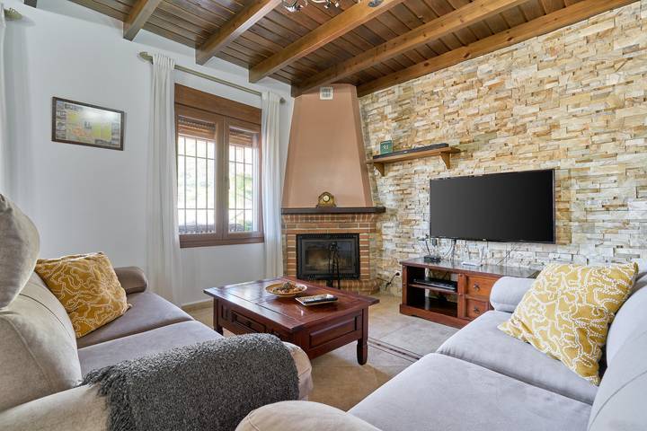 Chalet 'Villa Alejandro En Sayalonga' con vistas a la montaña, Wi-Fi y aire acondicionado in Sayalonga, Costa del Sol