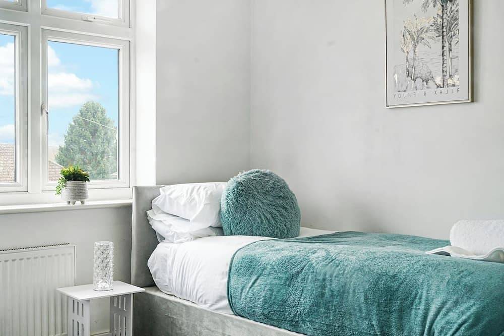 Prv-Parking | Jacuzzi Bath | Families / Groups | in Elstree and Borehamwood, Hertfordshire