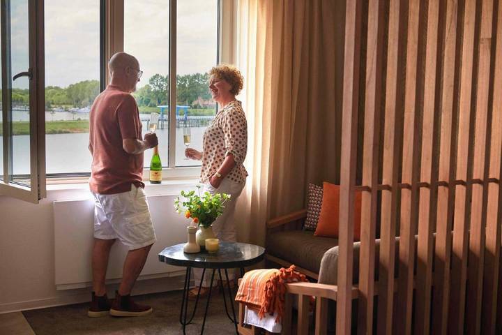 Hotel voor 2 personen, with Kinderzwembad and Zwembad as well as Uitzicht op het meer and Uitzicht in Thorn