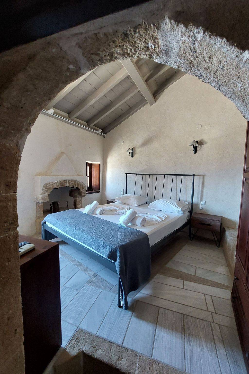 "Goulas" mit Blick auf das Wasser in Monemvasia, Peloponnes