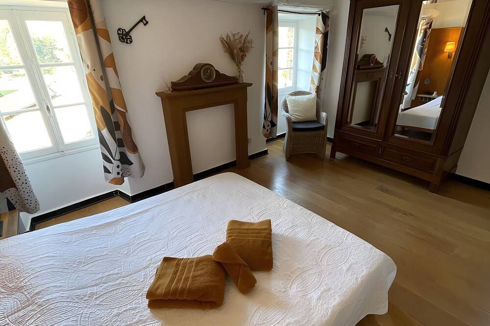 Guest Room 'Le Dolmen' with Shared Pool, Wi-Fi, and Air Conditioning in Saint-Alban-Auriolles, Ardèche