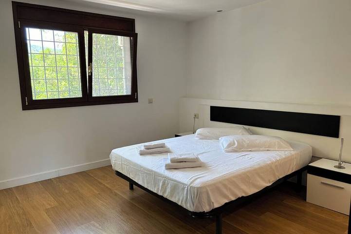 Luxury home 15 minutes from Barcelona with large private swimming pool in Sant Cugat del Vallès, Barcelone l'intérieur des terres