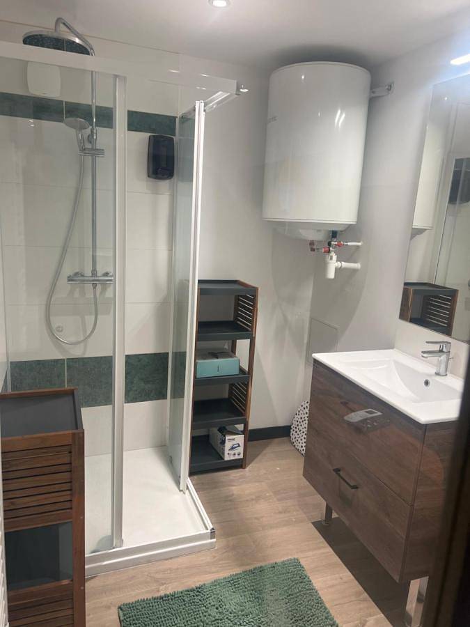 Gîte pour 3 personnes, avec jardin ainsi que terrasse et vue à Doucier - 4