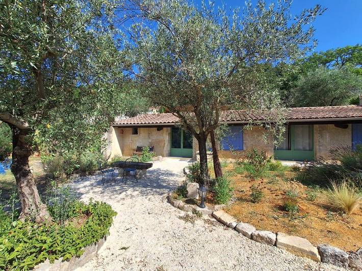 Chambre d’hôte pour 2 personnes, avec Terrasse et Jardin ainsi que Piscine et Vue à La Garde-Adhémar