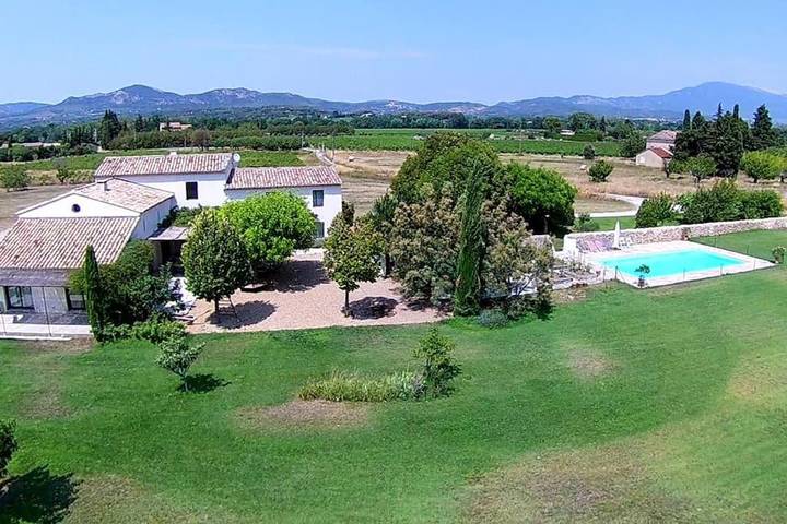 Location de vacances pour 20 personnes, avec piscine ainsi que vue et jardin à Carpentras