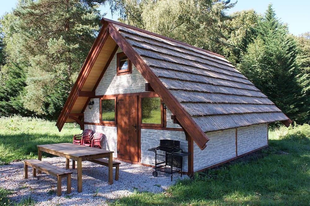 Hutte gauloise domaine du moulin de lachaud in Sainte-Fortunade, Région de Tulle