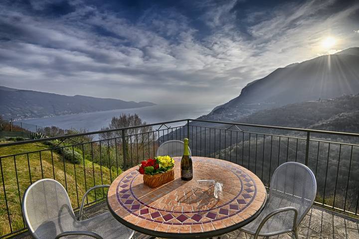 Ferienwohnung für 4 Personen, mit Terrasse und Seeblick in Gardola
