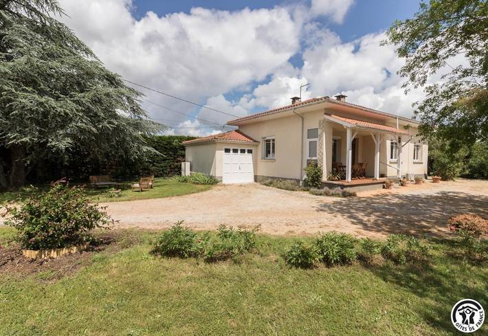 Gîte pour 4 personnes, avec Terrasse ainsi que Jardin et Piscine