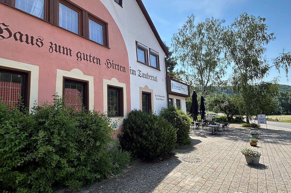 Ganze Wohnung, Kleines Doppelzimmer 16qm mit Smart-Tv in Steinsfeld, Taubertal