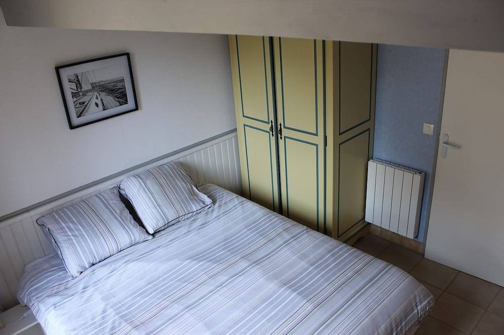 Family home with enclosed garden in a forest 900 m from the beach in Le Rocher, Longeville-sur-Mer