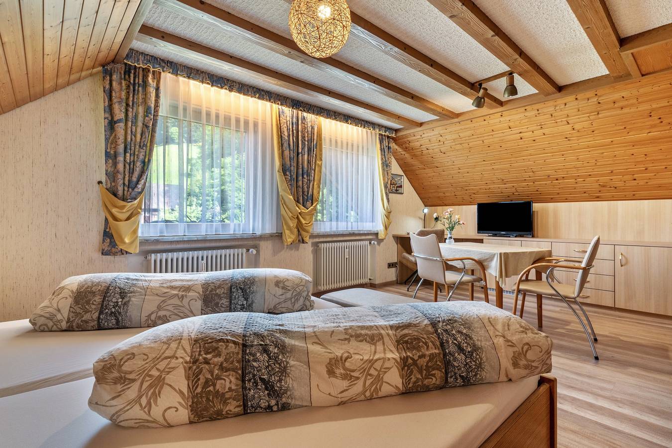 Gästehaus Gerda: Doppelzimmer 4 mit Bergblick und Wi-Fi in Bad Peterstal-Griesbach, Mittlerer Schwarzwald