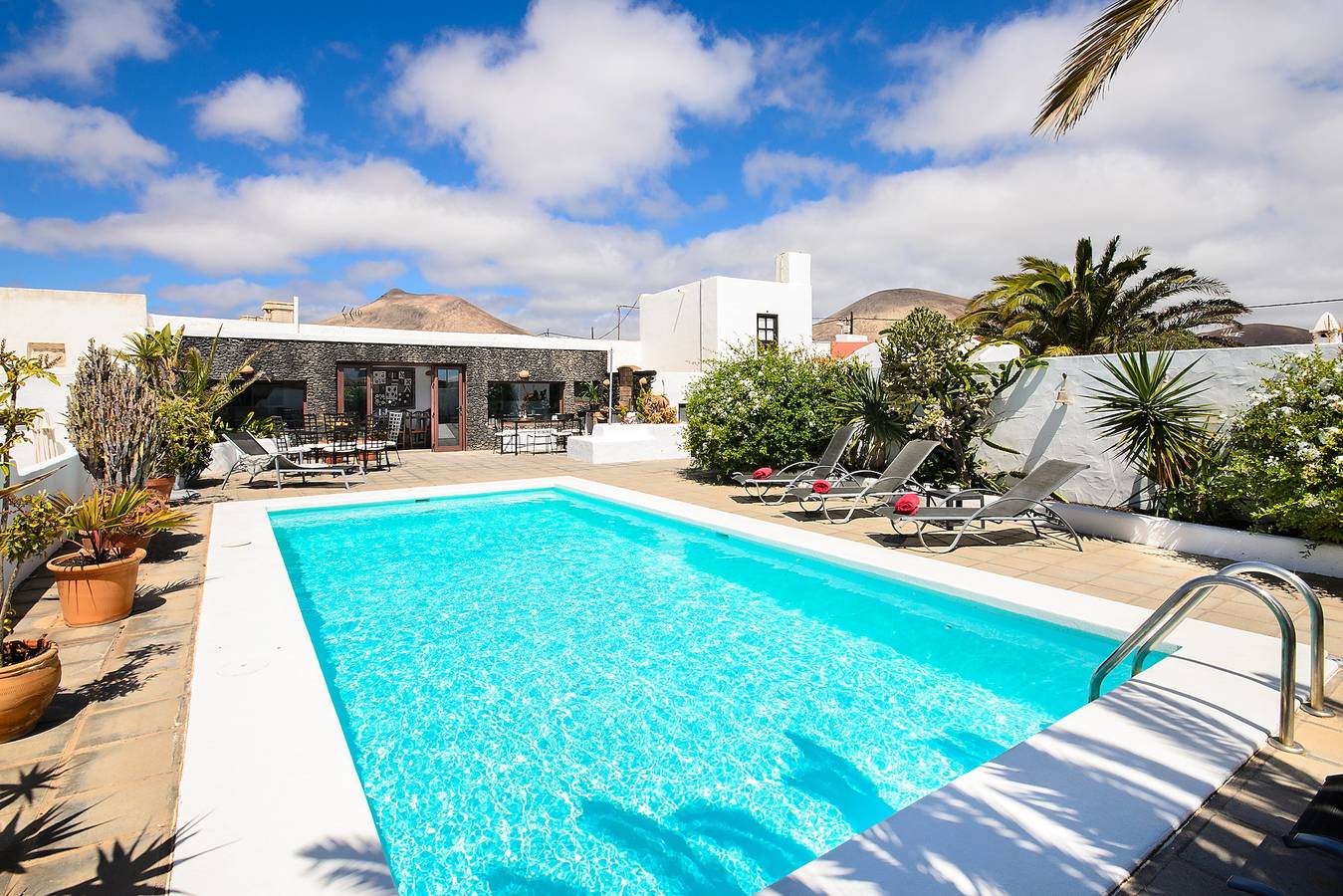 Casa rústica a un paso de la playa con piscina, terrazas y jardín in Guime, San Bartolomé