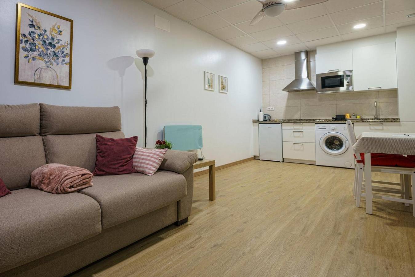 Apartamento entero, Sophie Apartamentos 'Mediano' con terraza privada y Wi-Fi in Burela, Costa de Galicia