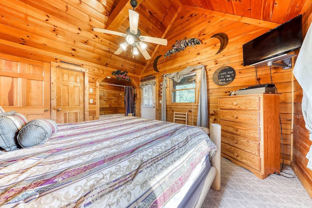 Hundefreundliche Kabine w / privaten Whirlpool & saisonalen Gemeinschaftspool in der Nähe von Ntnl Park! in Pigeon Forge, Sevier County