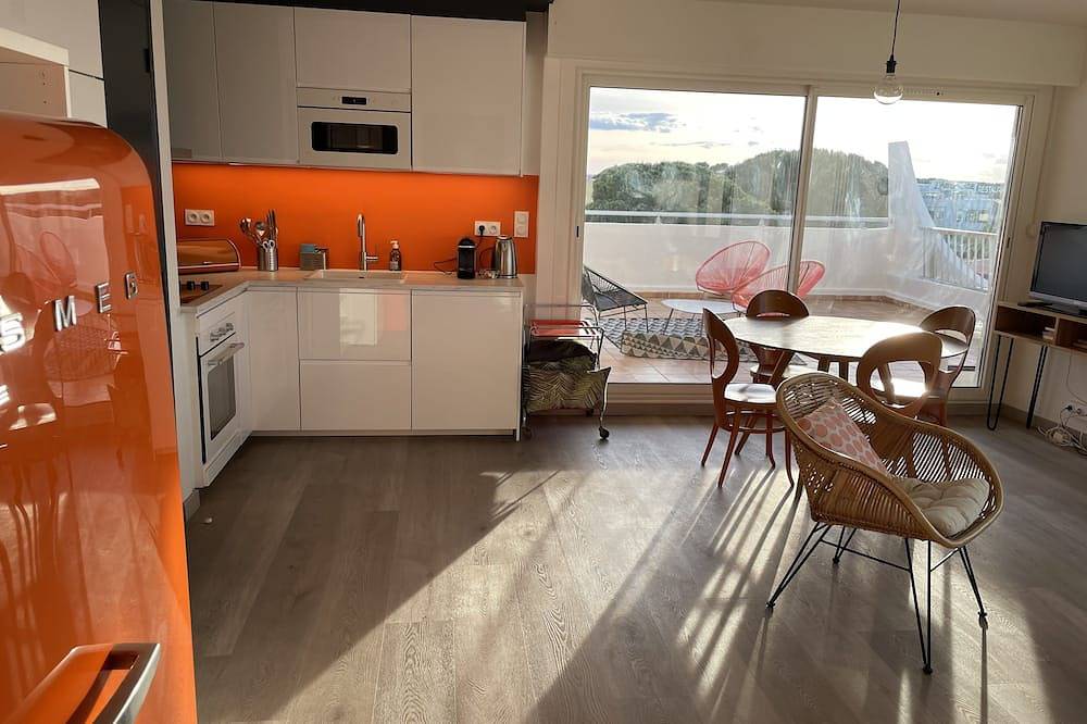 Entire apartment, Spacious T3 with large terrace Sea View in Port Camargue, Le Grau-du-Roi
