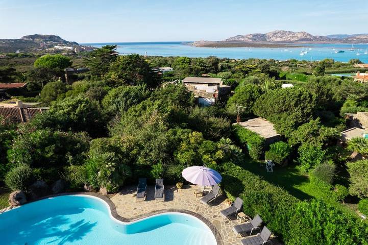 Villa voor 12 personen, with tuin and zwembad as well as uitzicht in Stintino