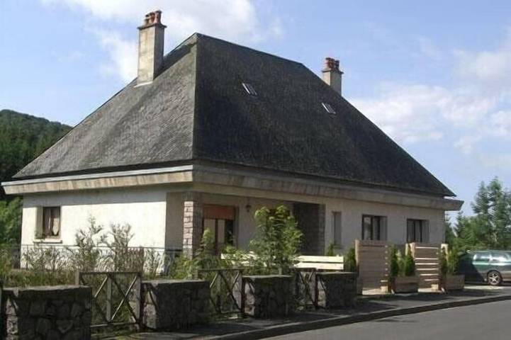 Location de vacances pour 8 personnes, avec jardin et balcon à Égliseneuve-d'Entraigues