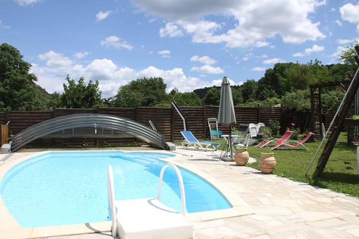 Gîte pour 4 personnes, avec balcon ainsi que piscine et jardin