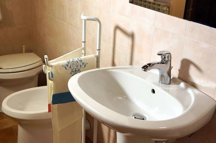 Toscana, en middelalderlig landsby med swimmingpool og udsigt over slottet af gr in Pratovecchio Stia, Casentino
