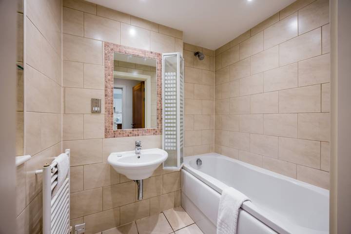 Entire apartment, Quay Retreat - Spacious Apartment with On-site Parking in Poole, Poole Harbour