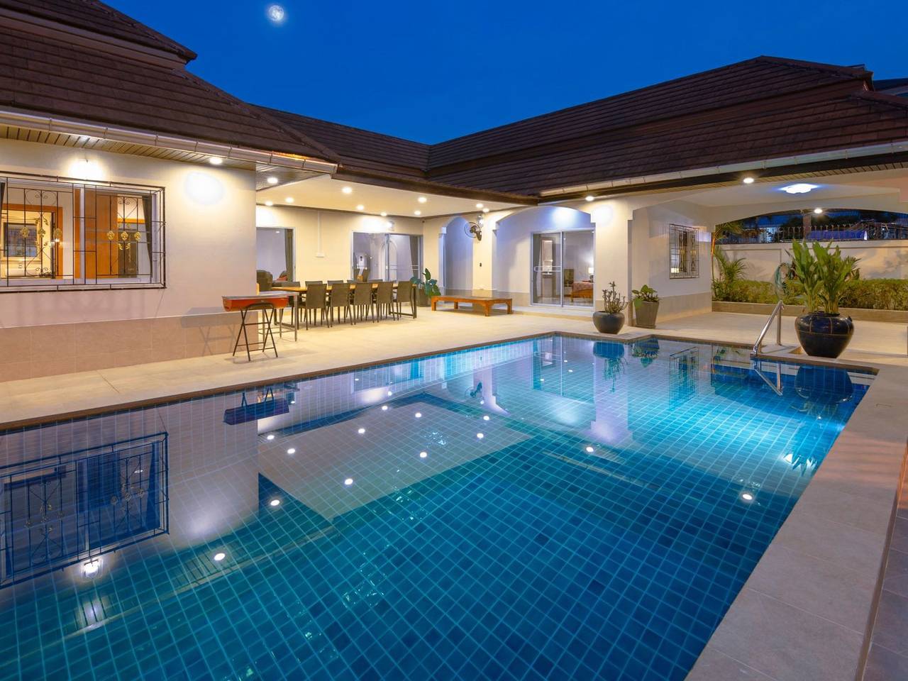 "Villa Bos" mit 5 Schlafzimmern in Pattaya, Province de Chonburi