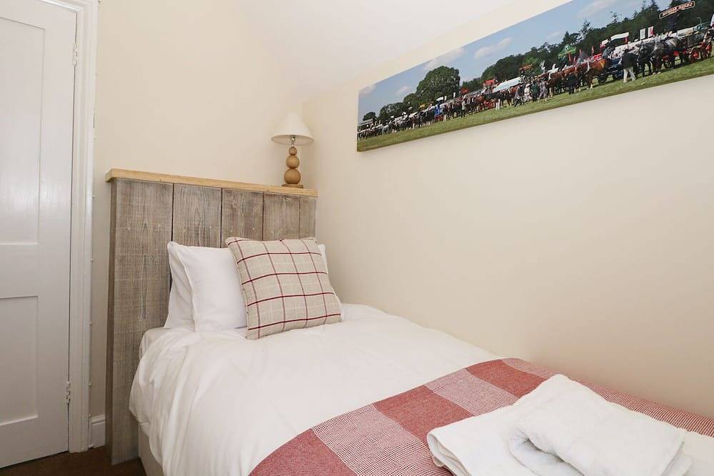 New Park Farm Cottage, pet friendly, with open fire in Brockenhurst in Brockenhurst, Hampshire