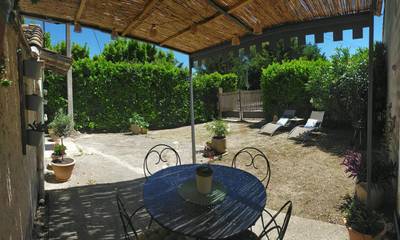Gîte pour 3 personnes, avec terrasse et jardin à Eygalières