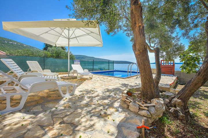 Ferienhaus für 6 Personen, mit Terrasse und Garten sowie Pool in Dobropoljana