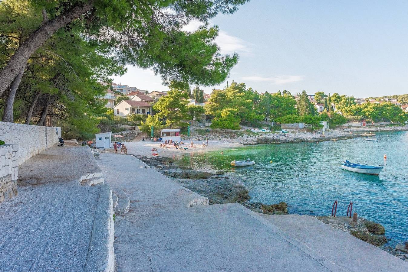 Ganze Wohnung, Apartment Protega A1 mit zwei Schlafzimmern und Terrasse, nur 80 m vom Strand entfernt in Okrug Gornji, Ciovo