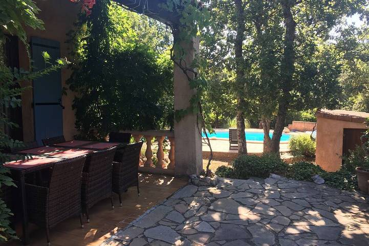 Location de vacances pour 6 personnes, avec terrasse et jardin à Régusse