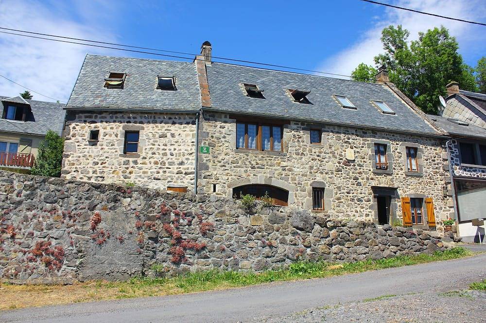 Ferienhaus-Ensuite mit Bad-Bergblick in Chambon-sur-Lac, Regionaler Naturpark Volcans d'Auvergne