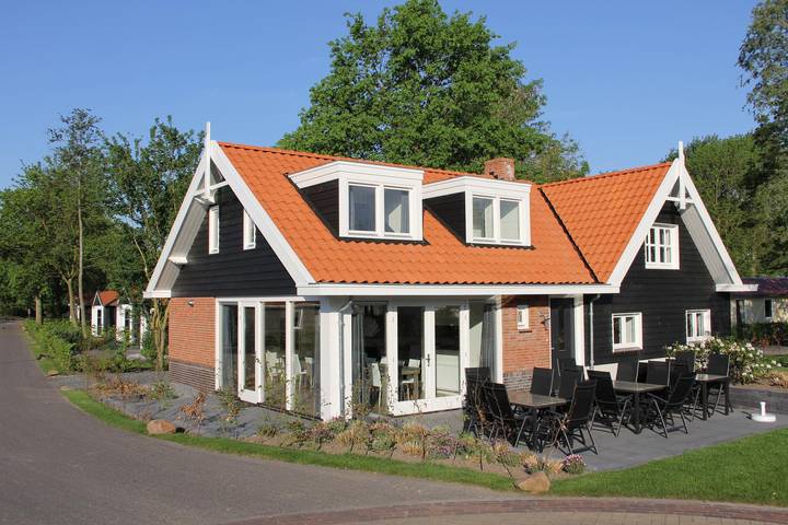 Vakantiehuis voor 16 personen, with Balkon/Terras and Terras as well as Tuin in Hulshorst