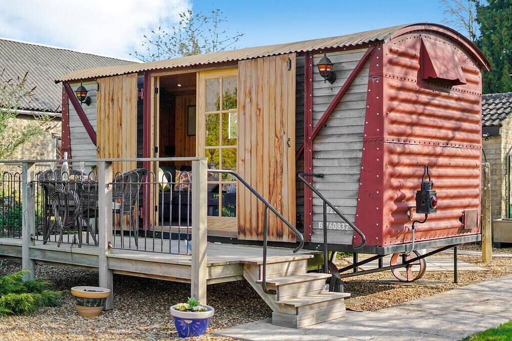 Entire apartment, Unique Cotswolds Glamping,  The Railway View in Cirencester with Parking & Wifi in Cirencester, Gloucestershire