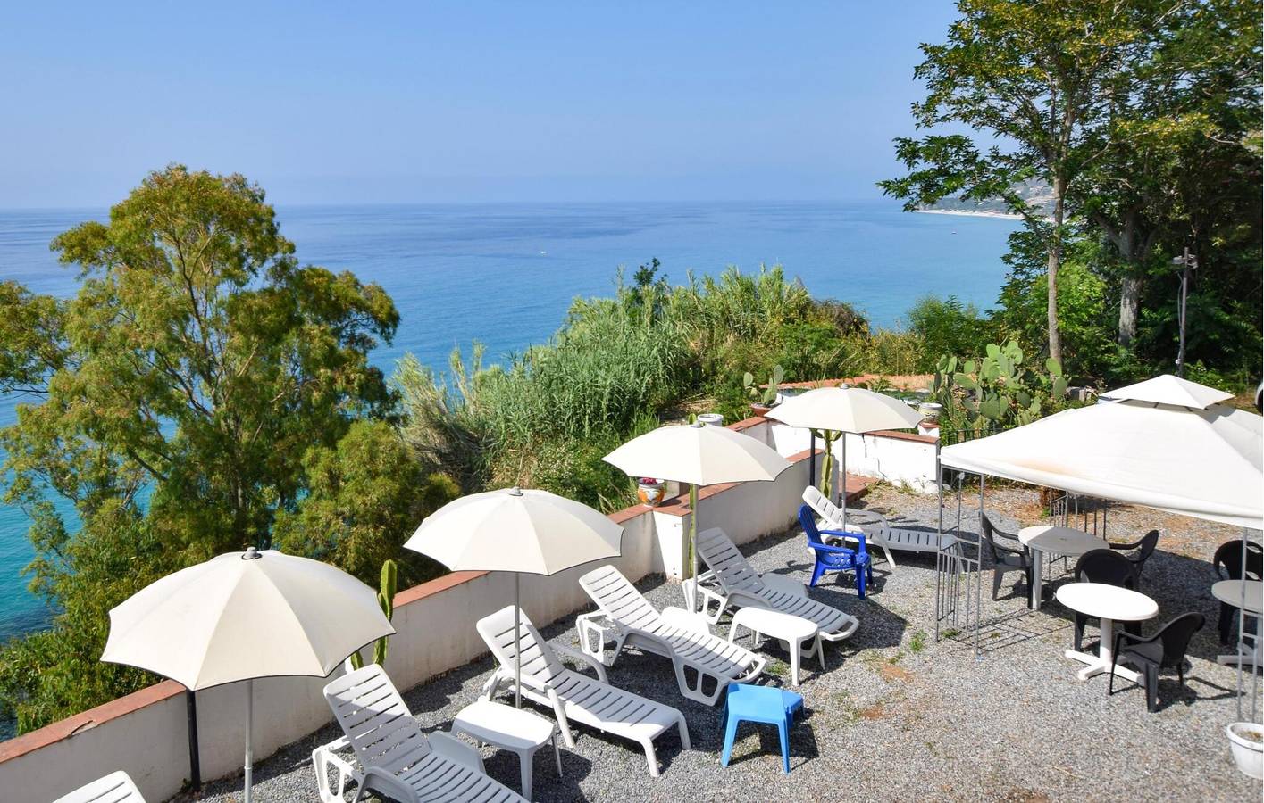 Ganze Ferienwohnung, Oase am Meer mit Parkplatz, Waschmaschine, TV und Garten in Marina di Bordila, Vibo Valentia Provinz