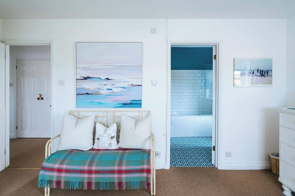 Spacious family home, prime location 2 minutes from Trevone's beautiful beaches in Trevone, Cornwall