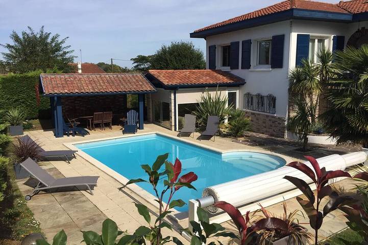 Gîte pour 8 personnes, avec jacuzzi ainsi que balcon et jardin à Bassussarry - 4