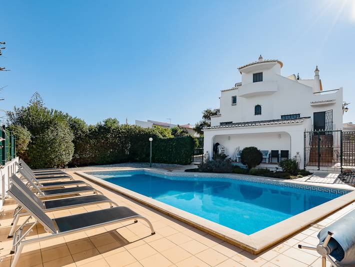 Ferienhaus für 8 Personen, mit Balkon und Terrasse sowie Garten und Pool