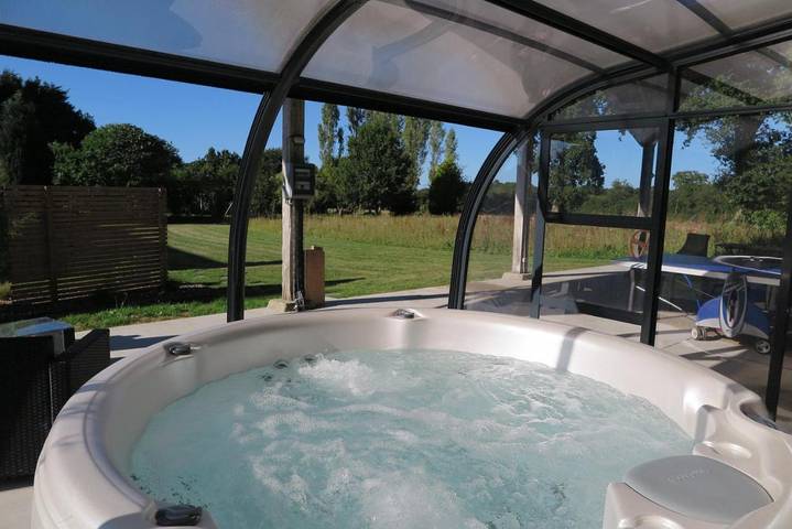 Location de vacances pour 2 personnes, avec Terrasse et Jacuzzi ainsi que Jardin et Vue à La Chapelle-Neuve