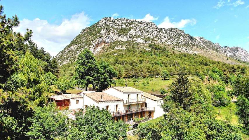 Maison d’hôte pour 12 personnes, avec jardin ainsi que piscine et vue à La Penne