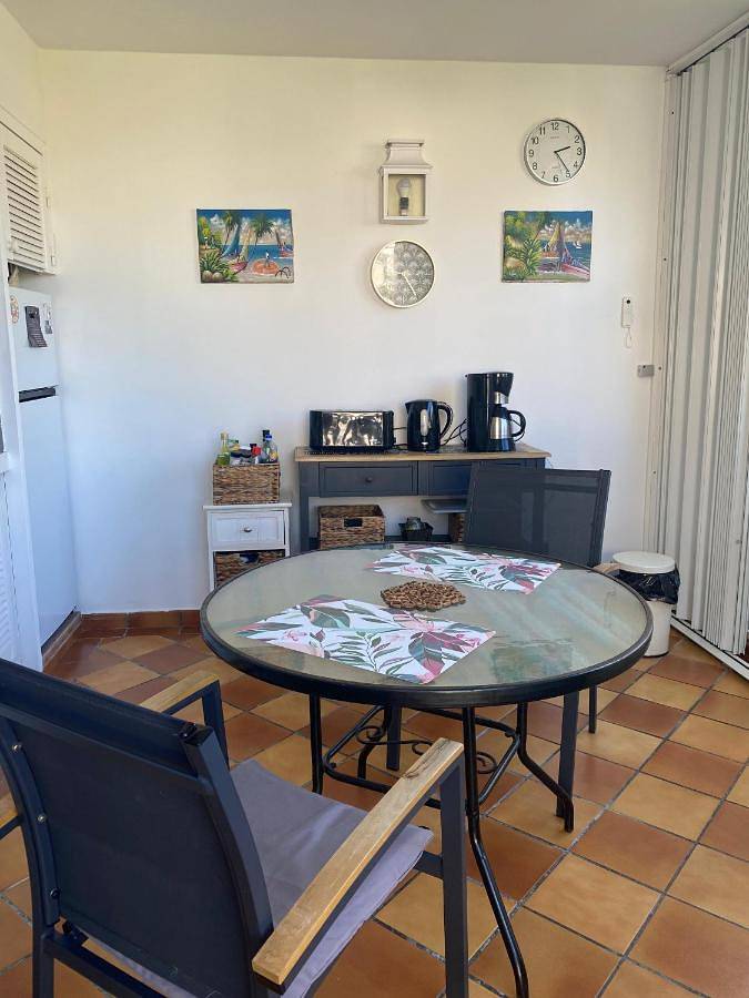 Gîte pour 2 personnes, avec vue ainsi que piscine et jardin dans Nettlé Bay - 3