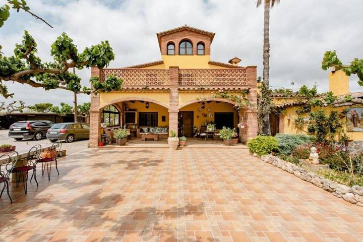 Alojamiento y desayuno para 2 personas, con Terraza y Jardín además de Piscina y Vistas en Costa Dorada