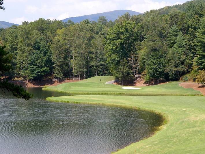 Vacation rental for 8 people, with pool and balcony as well as sauna, with pets in Big Canoe