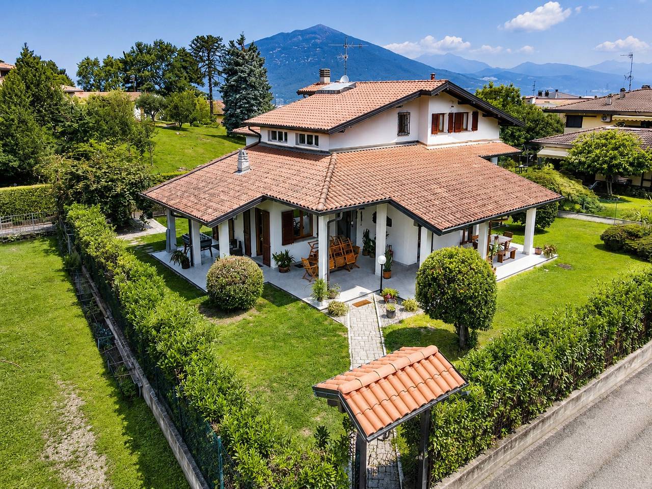 Villa dei Mumi in Luino, Comune di Luino