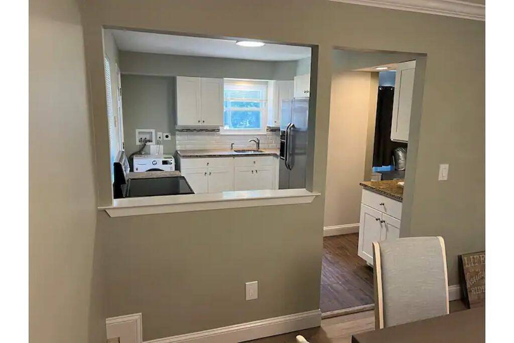 Fully Modern 3 bedroom 65\"smart tvs cable bluetooth speakers etc in Islip, Suffolk County