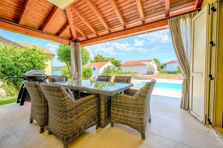 Villa pour 6 personnes, avec jardin ainsi que vue et piscine dans Betina - 2