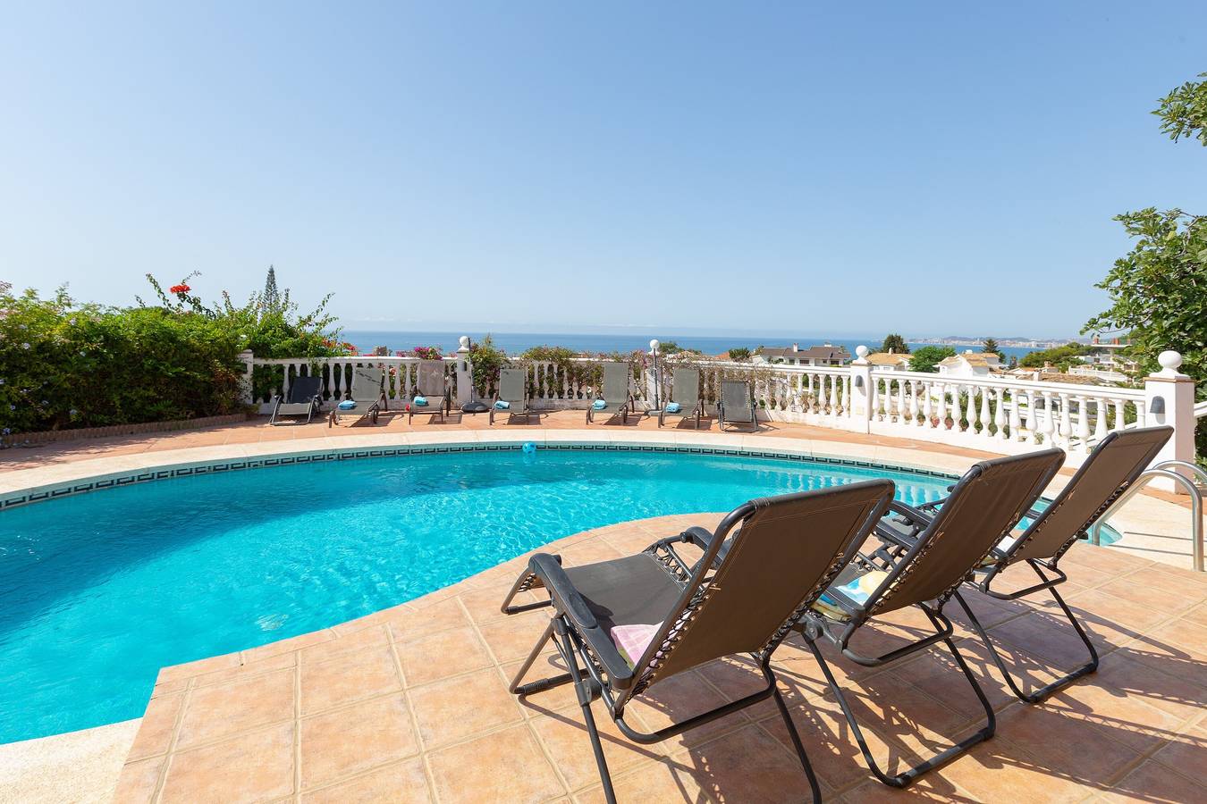 Villa 'Del Sol - Entre Tu y Yo' con vista mare, piscina riscaldata, 3 terrazze e Wi-Fi in Torremuelle, Benalmádena