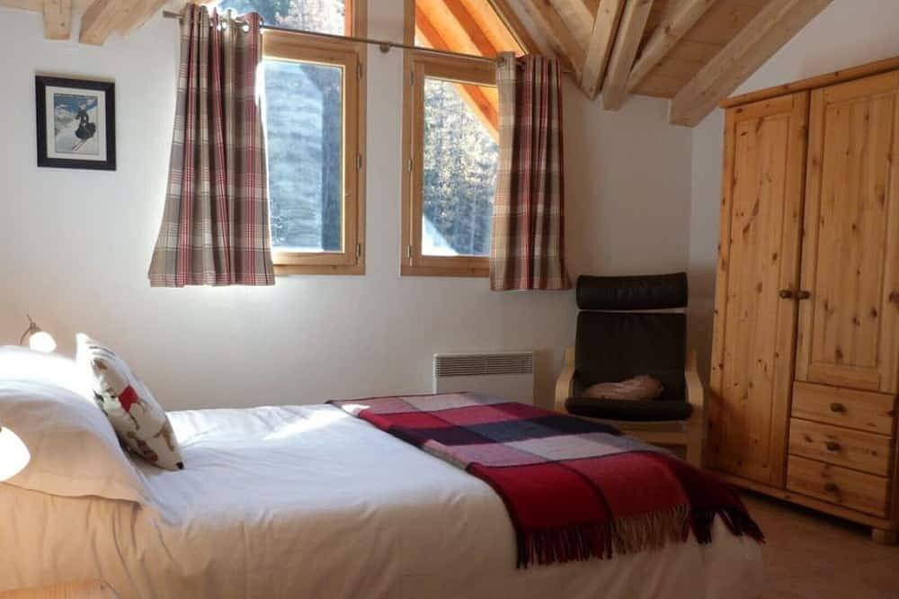 Chalet Fegguese is a delightful, wood-and stone-built Savoyard chalet, in Sainte-Foy-Tarentaise, Massif du Ruitor