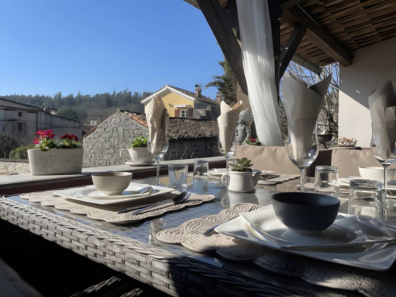 Chambre d’hôtes « Le Pigeonnier » avec piscine partagée, Wi-Fi et climatisation in Saint-Alban-Auriolles, Ardèche